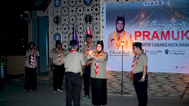 Wakil Gubernur Sulawesi Selatan yang juga Ketua Kwartir Cabang (Kwarcab) Kota Makassar, Fatmawati Rusdi, memimpin Upacara Ulang Janji Pramuka di Halaman Kantor Sekretariat Kwarcab Kota Makassar, Jumat malam, 15 Agustus 2025.
