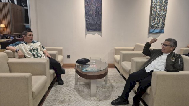 Dua tokoh politik asal Sulawesi Selatan, Syamsu Rizal MI atau akrab disapa Deng Ical, dan Ketua DPD I Partai Golkar Sulsel, Taufan Pawe, terlihat berbincang hangat di Sky Lounge sebelum terbang kembali ke Jakarta. 