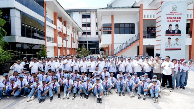 Gubernur Sulawesi Selatan, Andi Sudirman Sulaiman memimpin apel perdana siswa baru Sekolah Rakyat tingkat SMA yang digelar di halaman Kantor BPSDM Provinsi Sulsel, Rabu (20/8/2025).
