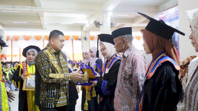 Wali Kota Appi Ceritakan Perjalanan Pahit Manis Hidupnya di Depan Wisudawan UNM