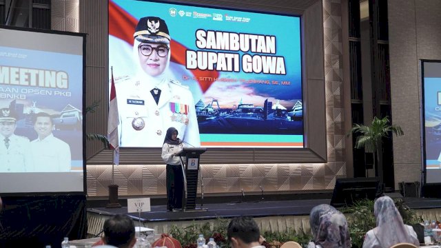 Bupati Gowa, Sitti Husniah Talenrang saat membuka High Level Meeting Optimalisasi Penerimaan Opsen PKB dan Opsen BBNKB Bapenda Gowa, di Hotel Claro Makassar, Rabu (20/8/2025). 