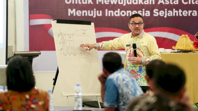  Sekretaris Daerah Provinsi Sulawesi Selatan, Jufri Rahman, memaparkan materi bertajuk &ldquo;Strategi Pengembangan Kompetensi ASN dalam Mendukung Asta Cita di Provinsi Sulawesi Selatan&rdquo;.