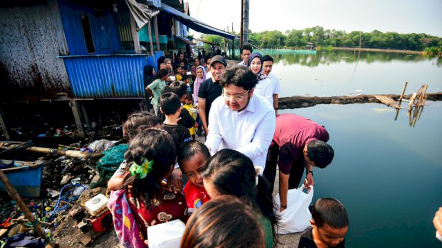 Ringankan Beban Warga, Ketua PSI Sulsel Muammar Gandi Sisir Pemukiman Bagi Sembako