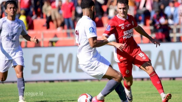 Aksi Pedro Matos (16) dalam laga pekan ketiga Super League 2025-2026 antara Semen Padang vs PSM Makassar di Stadion H. Agus Salim, Padang, Jumat (22/8/2025).(Dok. I.League)