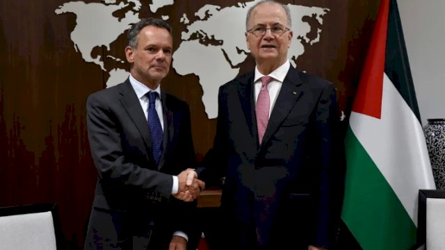 Menteri Luar Negeri Belanda Caspar Veldkamp bertemu dengan Perdana Menteri Palestina Mohammad Mustafa di Ramallah (Foto: Associated Press)