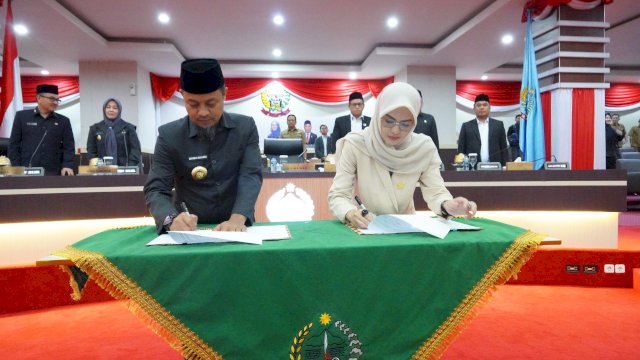 
Gubernur Sulsel Andi Sudirman Sulaiman bersama Ketua DPRD Sulsel Andi Rachmatika Dewi menandatangani nota kesepakatan Kebijakan Umum APBD (KUA) dan Prioritas Plafon Anggaran Sementara (PPAS) Tahun Anggaran 2026 dalam rapat paripurna di Gedung DPRD Sulsel, Jalan Urip Sumoharjo, Makassar, Senin (25/8/2025).
