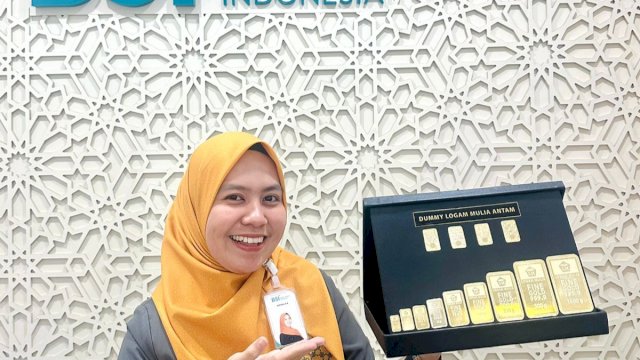 Ilustrasi: Karyawan BSI tengah pamerkan batangan emas. (Foto: istimewa)
