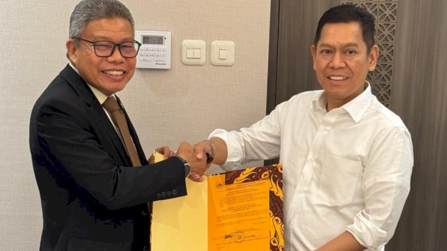 Ketua DPD Ormas MKGR Sulsel, Taufan Pawe, menyerahkan langsung surat dukungan kepada Ketua Umum DPP Ormas MKGR Adies Kadir di Ruang Kerja Wakil Ketua DPR RI beberapa waktu yang lalu.
