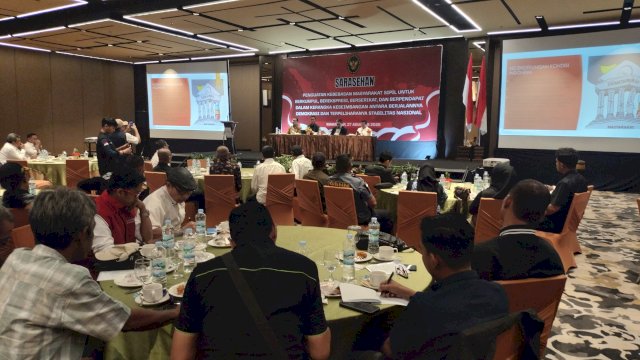 Sarasehan bertema Penguatan Kebebasan Masyarakat Sipil untuk Berkumpul, Berekspresi, Berserikat, dan Berpendapat dalam Kerangka Keseimbangan antara Demokrasi dan Stabilitas Nasional di Hotel Rinra, Makassar, Rabu (26/8/2025).