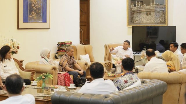 Wali Kota Makassar, Munafri Arifuddin, dalam rapat koordinasi khusus bersama jajaran Dinas Lingkungan Hidup (DLH) Kota Makassar, di Jalan Chairil Anwar, Rabu (27/8/2025).
