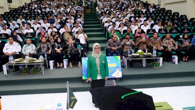 Bupati Gowa, Sitti Husniah Talenrang resmi meraih gelar doktor pada bidang Ilmu Manajemen, di Universitas Muslim Indonesia (UMI). Gelar ini diterima usai mengikuti promosi doktor yang diketuai Prof Hambali Thalib, di Gedung Fakultas Kedokteran UMI, Rabu (27/8/2025)(Foto: Humas Pemkab Gowa)