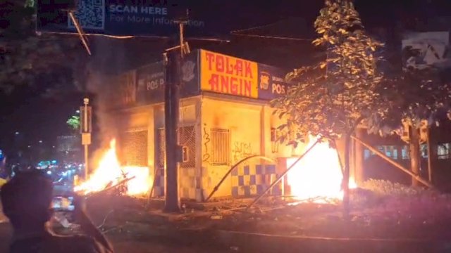 Unjuk Rasa di Makassar Memanas, Pos Lantas Dibakar Massa