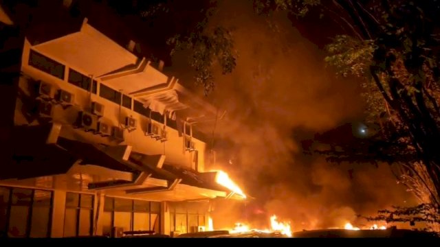 Makassar Membara! Kantor DPRD Diserbu Massa Hingga Bakar Sejumlah Mobil