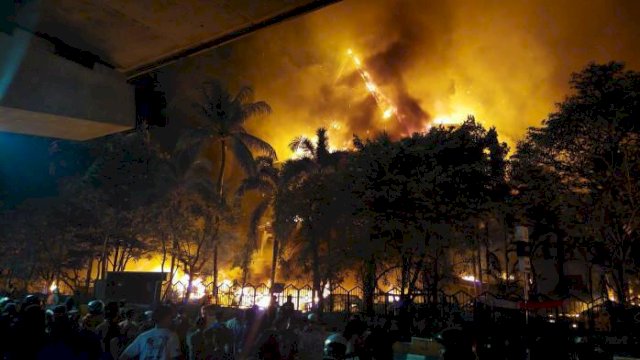 Gedung DRPD Kota Makassar saat dilalap api akibat aksi demonstrasi berujung anarkis, Jumat (29/8/2025) malam.