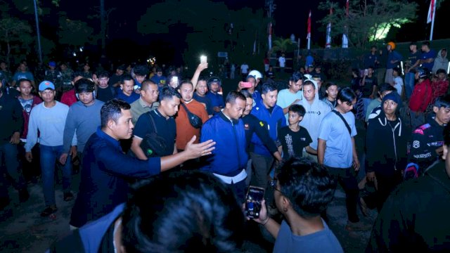 Gubernur Sulawesi Selatan, Andi Sudirman Sulaiman, turun langsung menemui massa aksi yang menggelar unjuk rasa di Kota Makassar, tepatnya di Jalan Urip Sumohardjo, Jumat (29/8/2025) malam.