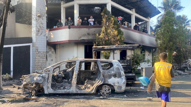 Kondisi Kantor DPRD Kota Makassar di Jalan AP Pettarani usai aksi demonstrasi yang berujung anarkis.