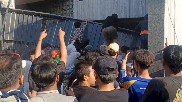Rumah anggota Komisi III DPR RI Ahmad Sahroni di Tanjung Priok, Jakarta Utara dikepung massa pada Sabtu (30/8/2025) sore.
