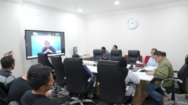 Wali Kota Makassar, Munafri Arifuddin, mengikuti rapat koordinasi secara daring bersama Kementerian Pendayagunaan Aparatur Negara dan Reformasi Birokrasi (PANRB), Sabtu (30/8/2025) malam pukul 20.00 WITA.