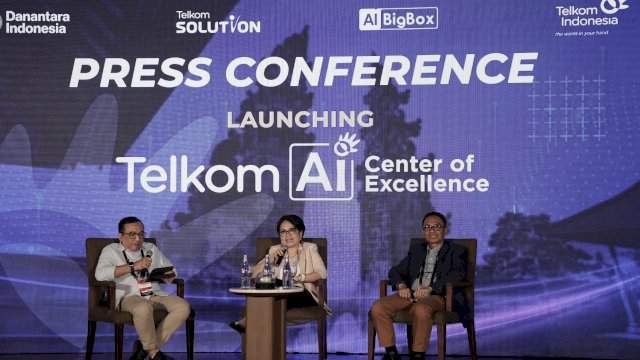 (Kiri ke kanan) VP Corporate Communication Telkom Andri Herawan Sasoko, Direktur Enterprise & Business Service Telkom Veranita Yosephine, dan Direktur IT Digital Telkom Faizal Rochmad Djoemadi saat acara peluncuran Telkom AI Center of Excellence.