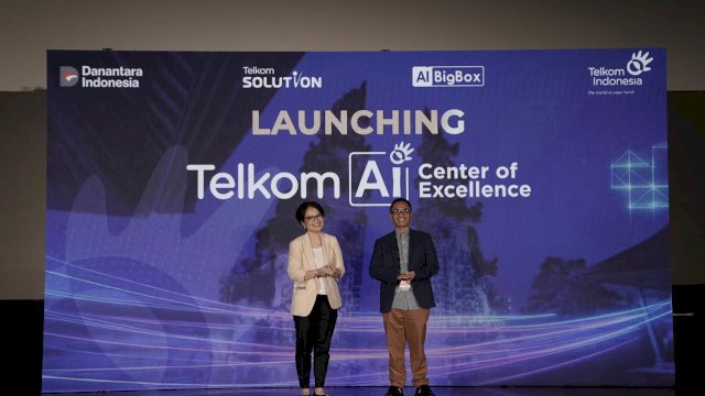Direktur Enterprise & Business Service Veranita Yosephine (kiri) dan Direktur IT Digital Telkom Faizal R. Djoemadi (kanan) saat acara peluncuran Telkom Artificial Intelligence (AI) Center of Excellence (CoE) di Bali pada, Kamis (28/8).