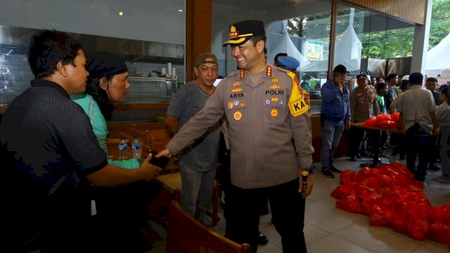  Kapolrestabes Makassar, Kombes Pol Arya Perdana, membagikan 500 paket sembako kepada para pengemudi ojek online (ojol) di Rumah Makan Tempong Patimura, Jalan Bontolempangan, Senin (1/9/2025).