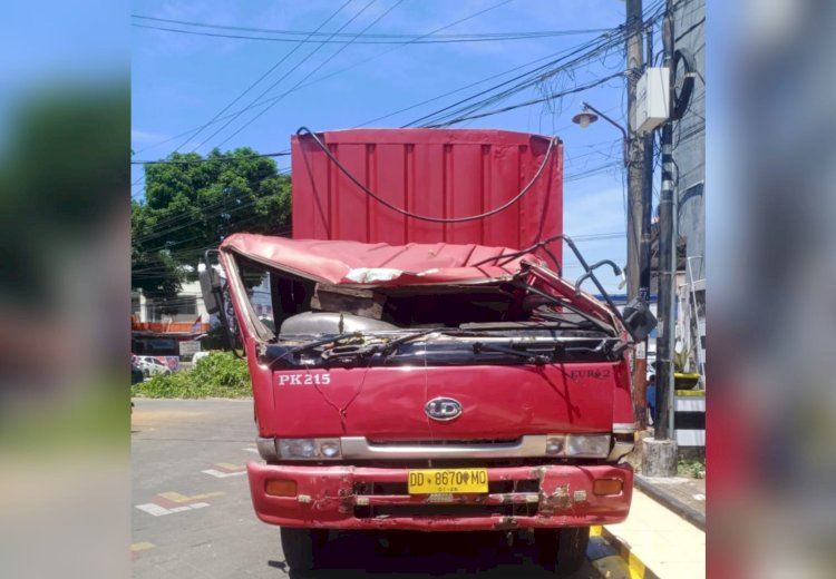 Hilang Kendali Saat Senggol Dahan Pohon, Truk Besar Tabrak Pohon di Makassar, Sopir dan Anak Luka
