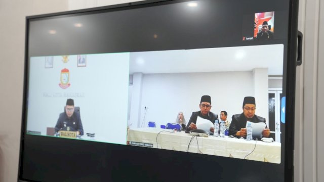 Wali Kota Makasar Munafri Arifuddin bersama DPRD Kota Makassar mengikuti rapat paripurna secara virtual pascainsiden pembakara pada akhir bulan Agustus lalu.