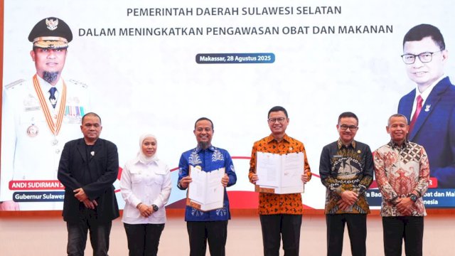 
Penandatanganan  nota kesepahaman (MoU) dan hibah lahan seluas 10 hektare untuk pendirian Politeknik BPOM di Aula Asta Cita, Rumah Jabatan Gubernur Sulsel beberapa waktu lalu.
