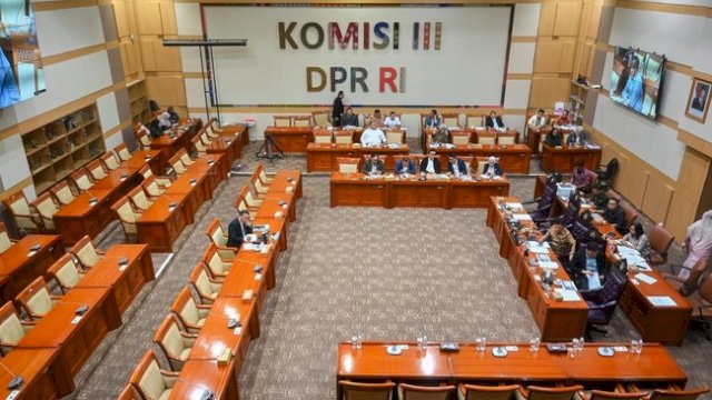 Anggota DPR dari Fraksi NasDem, Rusdi Masse Mappasessu resmi dilantik sebagai Wakil Ketua Komisi III DPR menggantikan Ahmad Sahroni.(ANTARA FOTO/Rivan Awal Lingga).