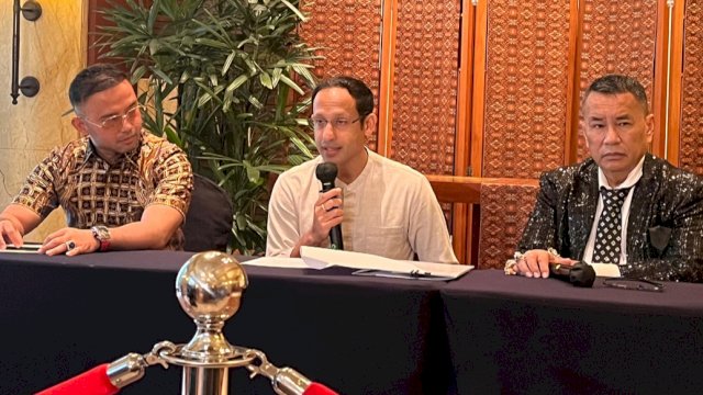 Hotman Paris (kanan) jadi Kuasa Hukum Nadiem Makarim pada kasus dugaan korupsi pengadaan laptop di Kemendikbudristek.-DISWAY.ID-
