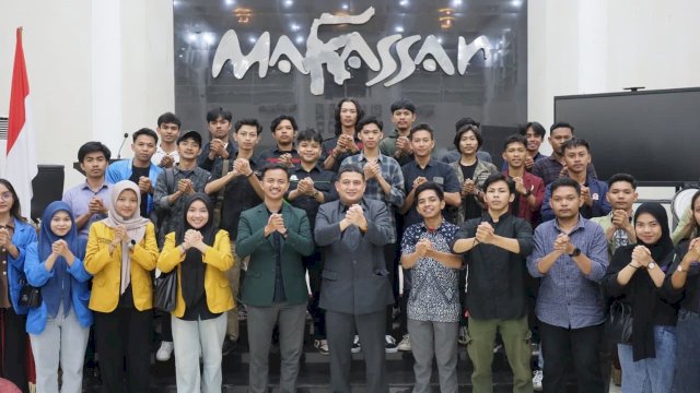 Badan Eksekutif Mahasiswa (BEM) lintas kampus bersama Wali Kota Makassar, Munafri Arifuddin, di Rumah Jabatan Wali Kota Makassar, Kamis (4/9/2025) malam.
