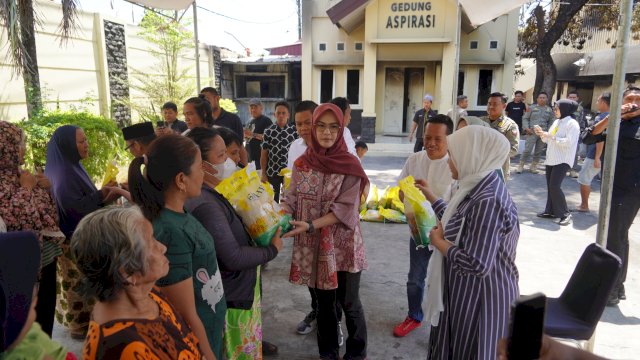 Wagub Fatma Bersama Pimpinan DPRD Bagi Sembako ke Warga Sekitar Gedung Dewan
