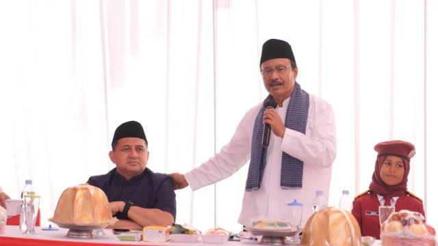  Menteri Sosial Republik Indonesia, Saifullah Yusuf, menyerahkan secara resmi bantuan rumah knockdown untuk nelayan di Kelurahan Untia, Kecamatan Biringkanaya, Jumat (5/9/2025).