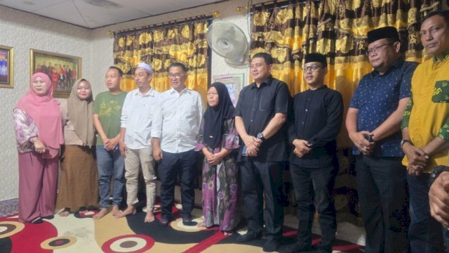 Wali Kota Makassar, Munafri Arifuddin, mendampingi Direktur Jenderal Otonomi Daerah (Dirjen Otda) Kementerian Dalam Negeri RI, Prof. Dr. Drs. Akmal Malik, M.Si, melakukan rangkaian kunjungan ke rumah duka dan keluarga korban insiden kebakaran di Gedung DPRD Makassar, Jumat (5/9/2025).