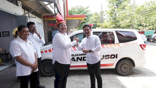Ketua DPW PSI Sulsel, Muammar Ferirae Gandi menyerahkan bantuan ambulans kepada Ketua DPD PSI Gowa, Muh Farhan, di kantor sekretariat DPD PSI Gowa, Jalan Tomanurung Raya.
