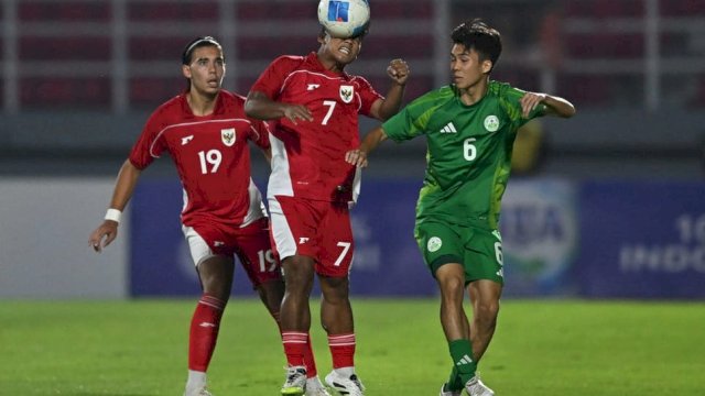 Pesepak bola Timnas U-23 Indonesia Tony Firmansyah (tengah) berebut bola dengan pesepak bola Timnas U-23 Makau Wong Kit Wai (kanan) dalam kualifikasi Grup J Piala Asia U-23 2026 di Stadion Gelora Delta Sidoarjo, Jawa Timur, Sabtu (6/9/2025). ANTARA FOTO/Sigid Kurniawan/app/rwa.