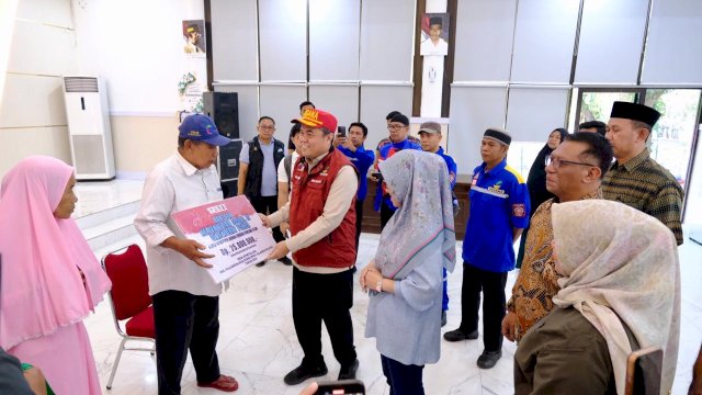 Pemkab Gowa Salurkan Bantuan Kemensos untuk Korban Angin Kencang di Je&rsquo;netallasa