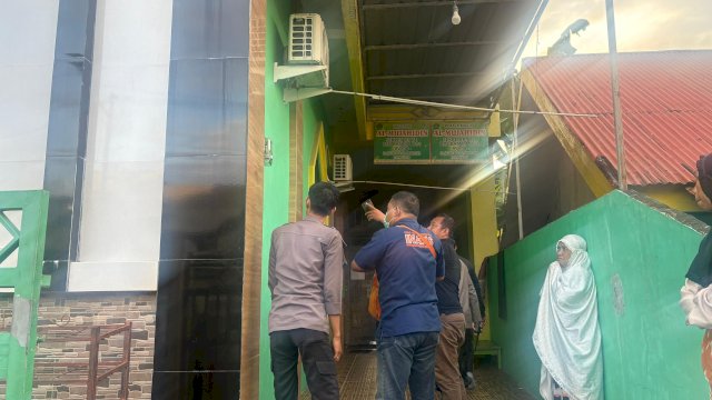 Polisi Kejar Orang Misterius Pakai Mukena yang Nyaris Bakar Masjid di Makassar