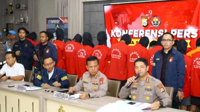 Konferensi pers pengungkapan 29 tersangka dalam insiden kerusuhan berujung pembakaran Kantor DPRD Sulsel dan Kantor DPRD Makassar. (Foto Dok Laman Polrestabes Makassar)

