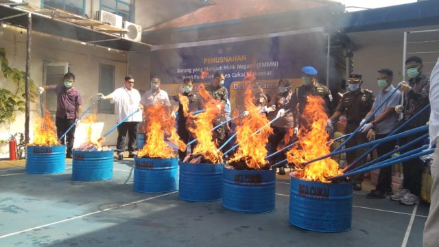  Kantor Pengawasan dan Pelayanan Bea dan Cukai Tipe Madya Pabean B Makassar (KPPBC TMP B Makassar) memusnahkan berbagai barang ilegal hasil penindakan kepabeanan dan cukai periode Agustus 2024 hingga Juni 2025.