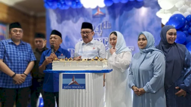  Dewan Pimpinan Daerah (DPD) Partai Demokrat Sulawesi Selatan menggelar doa bersama sebagai rangkaian perayaan Hari Ulang Tahun (HUT) ke-24 Partai Demokrat di Jalan Mira Seruni, Panakkukang, Makassar, Selasa (9/9/2025) petang kemarin.