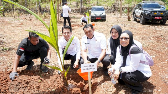 Kementerian Imigrasi dan Pemasyarakatan Gelar Penanaman Kelapa Serentak
