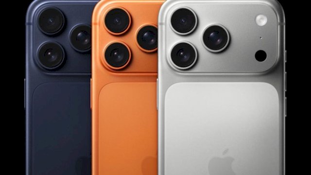 iPhone 17 Pro dan Pro Max tersedia dalam tiga warna baru, yakni biru pekat, oranye kosmik, dan perak. (Foto: Apple Newsroom)


