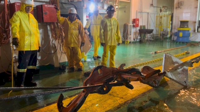 Kapal Perbaikan sedang melakukan proses penyambungan dan pemulihan Sistem Komunikasi Kabel Laut (SKKL) di titik lokasi gangguan.