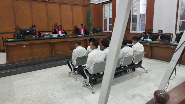 ) Kejaksaan Tinggi Sulawesi Selatan menuntut tujuh terdakwa dalam kasus dugaan korupsi dana bantuan sosial (Bansos) untuk masyarakat terdampak Covid-19 di Kota Makassar.
