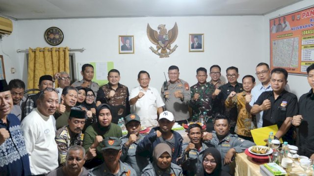  Menteri Dalam Negeri RI, Muhammad Tito Karnavian, meninjau langsung pos keamanan lingkungan (poskamling) di Kecamatan Rappocini, Kelurahan Banta-Bantaeng, Kamis (11/9/2025) malam.