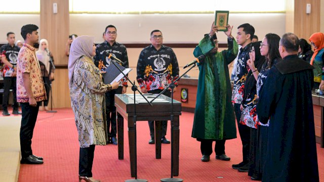 Wakil Gubernur Sulawesi Selatan, Fatmawati Rusdi, melantik dan mengambil sumpah 65 pejabat fungsional lingkup Pemerintah Provinsi Sulsel.