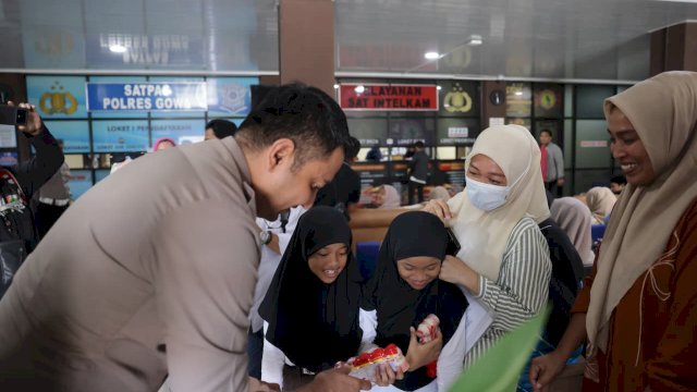 Kapolres Gowa Turun Tangan hingga Bagikan Makanan Gratis Kepada Warga yang Mengantre SKCK