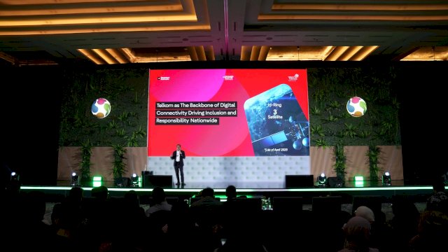 Wakil Direktur Utama Telkom Indonesia Muhammad Awaluddin saat menyampaikan paparan pada acara Katadata Sustainability Action for the Future Economy (SAFE) 2025 yang digelar pada Kamis (11/9).