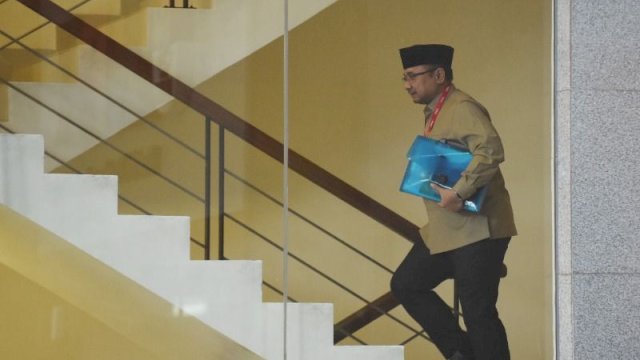 Mantan Menteri Agama Yaqut Cholil Qoumas berjalan ke ruang pemeriksaan di Gedung Merah Putih KPK, Jakarta, Kamis (7/8/2025). Yaqut Cholil Qoumas akan dimintai keterangan oleh KPK dalam penyelidikan kasus dugaan korupsi kuota haji khusus 2024. (Foto: Antara Foto/Indrianto Eko Suwarso/agr).
